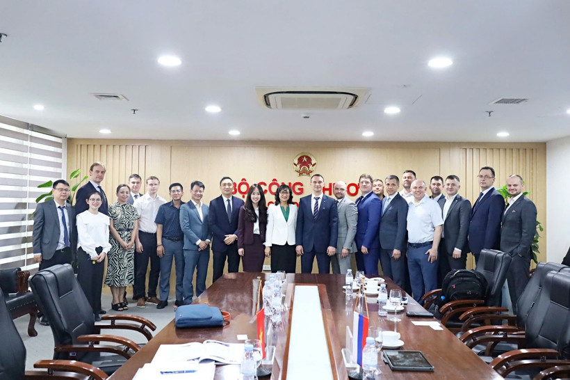 双方代表合影。图自工贸部电子门户网