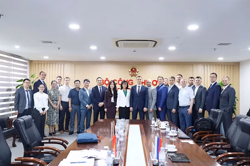 双方代表合影。图自工贸部电子门户网