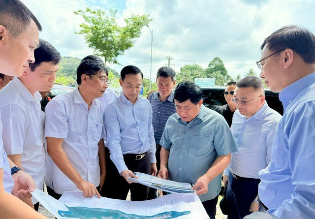 阮志勇副总理视察2027年亚太经合组织峰会周准备工作。图自越通社