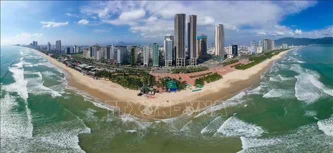 烟花节助力岘港市迎来暑期旅游热潮。图自越通社
