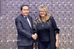 越南国会主席陈青敏和越南驻意大利都灵名誉领事桑德拉·斯卡利奥蒂。图自越通社