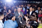 越共中央总书记苏林和河内市上吉坊居民。图自越通社