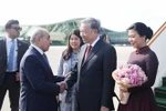 阿塞拜疆第一副总理亚古布·埃尤博夫在首都巴库的盖达尔·阿利耶夫国际机场迎接越共中央总书记苏林和夫人。图自越通社