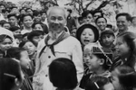 胡志明主席于1960年3月13日来到太原省，探访越北山区各族少年儿童学校。图自越通社