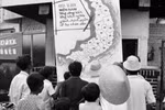 刚刚解放的平顺省潘切市人民在信息室观看战争地图上的胜利消息（1975年4月）。图自越通社