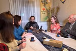 阮玉俊介绍三款具有代表性的越南茶。图自越通社