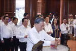 越共中央总书记苏林在乂安省上香缅怀胡志明主席。图自越通社