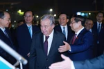 越南政府总理范明政邀请联合国秘书长安东尼奥·古特雷斯登上专机,共同离开河内前往马来西亚吉隆坡,出席第47届东盟峰会及相关会议。图自越通社