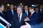 越南政府总理范明政邀请联合国秘书长安东尼奥·古特雷斯登上专机，共同离开河内前往马来西亚吉隆坡，出席第47届东盟峰会及相关会议。图自越通社