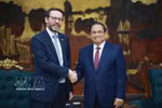 越南政府总理范明政会见英国驻越南大使伊恩·弗鲁。图自越通社