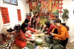 在弗吉尼亚州和马里兰州，多户家庭共同包粽子。图自越通社