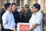 越南政府副总理梅文政赴得乐省慰问台风受灾群众。图自越通社