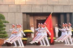 礼宾护卫队在胡志明主席陵前进行队列检阅。图自越通社