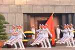 礼宾护卫队在胡志明主席陵前进行队列检阅。图自越通社