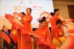 庆祝活动的文艺表演。图自越通社