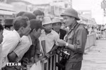 越通社记者许检在西贡会见群众，报道并拍摄1975年历史性胡志明战役的胜利，完全解放南方，实现国家统一。图自越通社