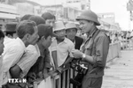 越通社记者许检在西贡会见群众，报道并拍摄1975年历史性胡志明战役的胜利，完全解放南方，实现国家统一。图自越通社