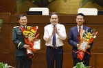 越南国会主席陈青敏向科技部部长阮孟雄和越南军队电信集团（Viettel）董事长兼总经理曹德胜颁发“致力于越南国会事业”纪念章。图自越通社
