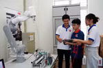 越南教育培训部要求核查调整战略技术领域人才培养计划，聚焦AI、半导体与大数据。图自越通社
