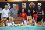 外国友人参观越南手工艺品展位。图自越通社