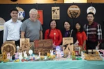 外国友人参观越南手工艺品展位。图自越通社