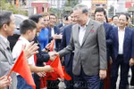 越共中央总书记苏林与兴安省国会代表团在兴安省建昌乡政治培训中心开展选民接待活动。图自越通社