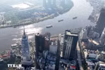 胡志明市中心西贡河畔的金融大楼。图自越通社