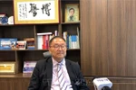 香港中文大学教授、香港立法会议员黄锦辉在接受越通社驻港记者采访。图自越通社