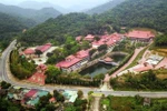 安子竹林禅院位于广宁省安子名胜历史遗迹区的安子山上，是陈仁宗皇帝选择修行之地。该寺原是一座规模宏大的古刹，但随着岁月流逝，多数建筑已毁，仅留部分遗迹于地表。2002年，竹林禅院得以重建。图自越通社
