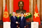 国家主席梁强（右）和吉尔吉斯斯坦总理卡西马利耶夫。图自越通社
