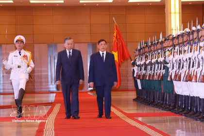 越南隆重举行仪式 欢迎泰国国王与王后访越