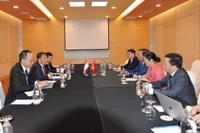 越南国会经济与财政委员会主任潘文买会见印尼代表团团长、印度尼西亚国会跨议会合作委员会主席马尔达尼·阿里·塞拉。图自《人民代表报》