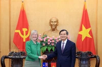 越共中央政治局委员、胡志明国家政治学院院长段明训与澳大利亚驻越南大使吉莉安·伯德。图自越通社
