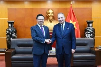 越南工贸部代理部长黎孟雄会见希腊议会第一副议长约阿尼斯·普拉基奥塔基斯。工贸部供图