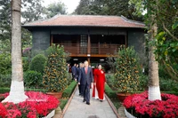 苏林总书记在胡志明主席遗迹区。图自越通社