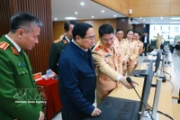 范明政总理向交通参与者发送拜年短信。图自越通社