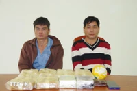 两名嫌疑人和赃物。图自越通社