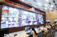 公安部交通警察局指挥信息中心通过人工智能摄像头全天24小时监控交通情况。图自越通社