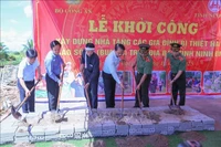 为受第10号台风及其残余环流影响的家庭建设新房的奠基仪式。图自越通社