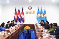 越共中央宣教与民运部与柬埔寨人民党中央民运部之间工作会谈场景。图自越通社