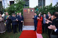 越南政府总理范明政和夫人以及阿尔及利亚领导一同出席阿尔及利亚胡志明主席纪念碑落成仪式。图自越通社