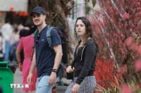 国际游客春节期间参观首都河内。图自越通社