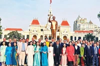 回国出席胡志明市海外侨胞喜迎丙午年新春见面会的海外侨胞代表。图自《人民报》