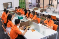 资料图：FPT大学生正在上课。图自越通社