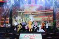 开幕式上的艺术表演节目。图自越通社