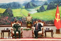 越共中央政治局委员、中央军委副书记、国防部长潘文江大将礼节性拜会老挝人民革命党中央总书记、国家主席通伦·西苏里。图自越通社