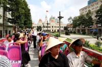 国际游客参观胡志明市中心。图自越通社