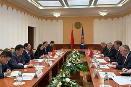 越南政府副总理兼外交部长裴青山会见白俄罗斯外交部长马克西姆·雷任科夫。图自越通社