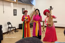 各名演员表演了被译为法语的歌曲《鼓饭》。图自越通社 