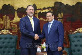 越南政府总理范明政与阿曼投资局（OIA）副主席纳赛尔·本·苏里曼·阿尔·哈蒂。图自越通社